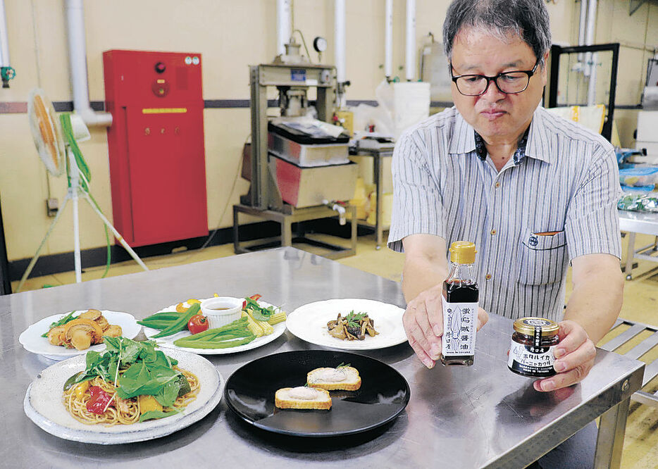 魚醤とバーニャカウダをＰＲする片口社長＝富山市内