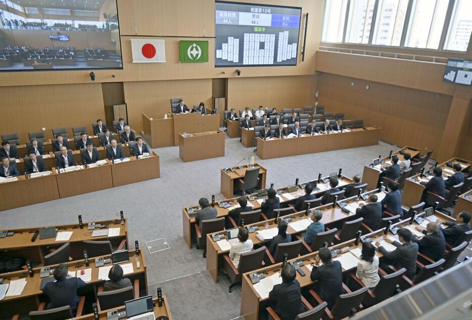 会派「日本維新の会・無所属の会」に所属する市議2人に対する辞職勧告決議を全会一致で可決した千葉市議会の本会議＝17日午前