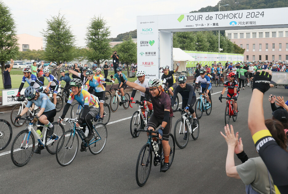 東日本大震災からの復興支援などのため、参加者が自転車で被災地を巡る「ツール・ド・東北２０２４」が１５日、宮城県石巻市などの沿岸４市町で開催された。約１３００人が参加し、復興の進む被災地を駆け抜けた。