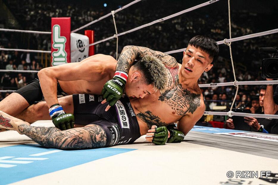 萩原京平（右）が高木凌に1本負けを喫した（写真・RIZIN FF)