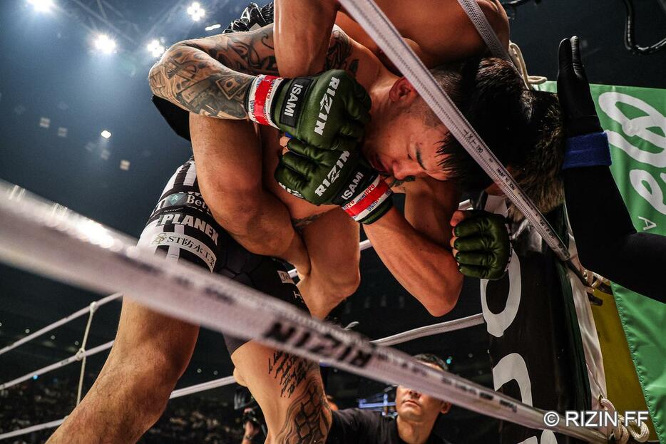 萩原京平がバックチョークにタップ（写真・RIZIN FF)