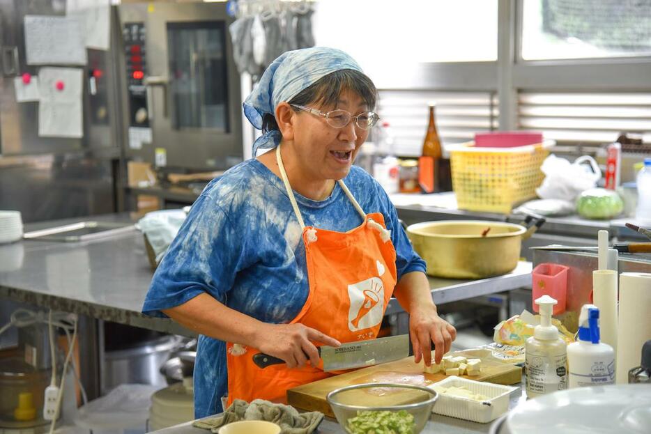 海部高校で学食提供のボランティアもする笠原さん