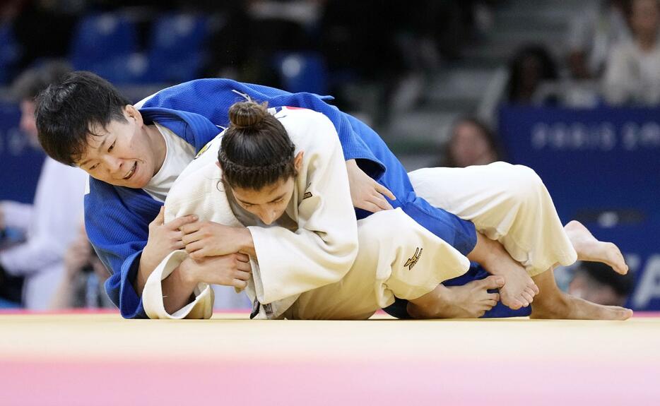 女子48キロ級（全盲）1回戦　アルゼンチン選手（右）を攻める半谷静香＝パリ（AP＝共同）