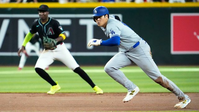 盗塁のスタートを切るドジャースの大谷翔平選手(写真:アフロ)