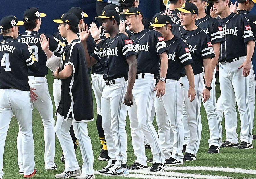 オリックスに連勝しナインを迎える小久保監督（中央）（撮影・永田浩）