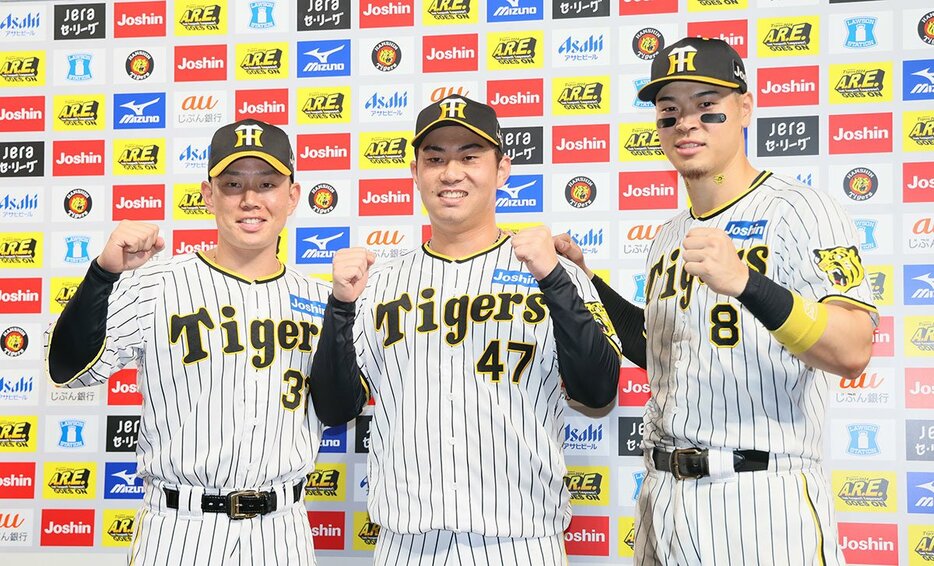 糸原健斗(左)、佐藤輝明(右)とともにお立ち台に選ばれた阪神・桐敷拓馬