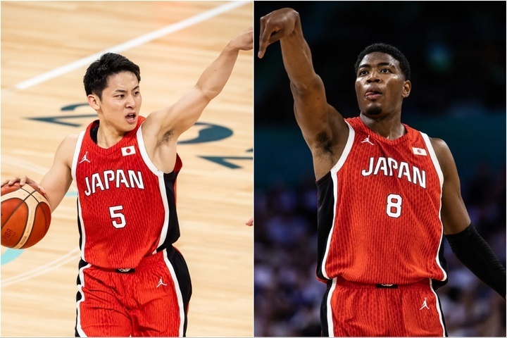 パリ五輪で初めて共闘した２人。NBAに挑戦する河村に、先輩の八村が助言を送っていた。(C)FIBA