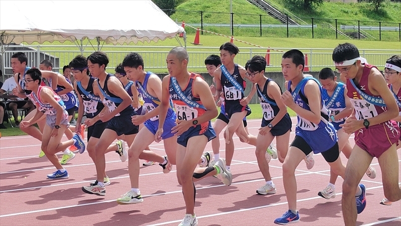 自己ベストを目指しスタートする男子の選手