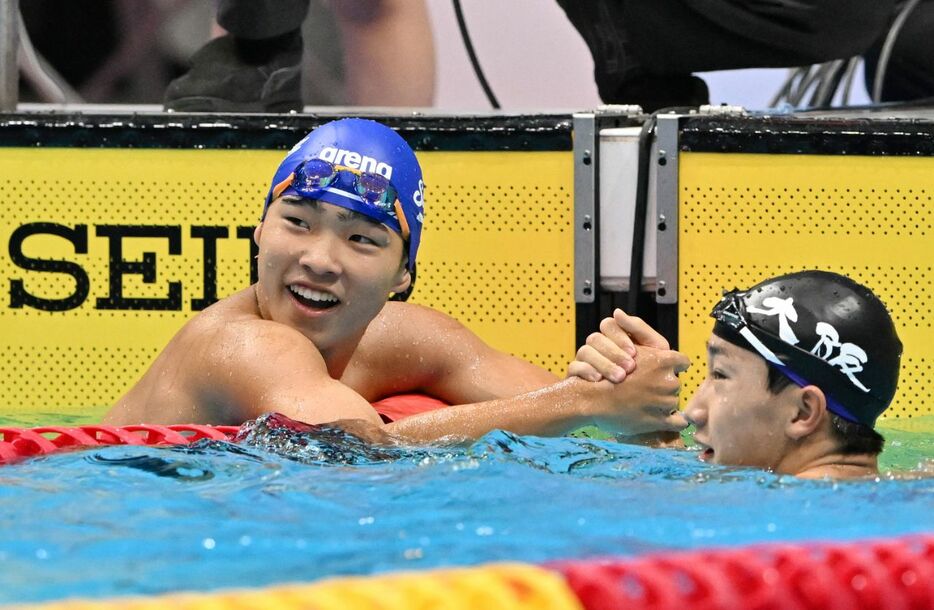 少年男子B100メートル平泳ぎ決勝で中学新記録を出して2位に入った佐賀・野中龍生（左）（撮影・軸丸雅訓）