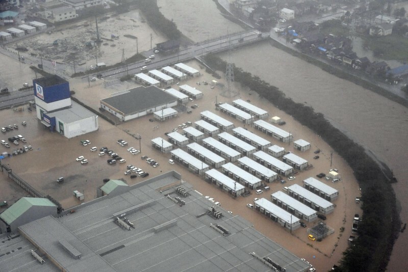 河原田川の氾濫で周辺が冠水した仮設住宅＝石川県輪島市で2024年9月21日午後2時25分、本社ヘリから加古信志撮影