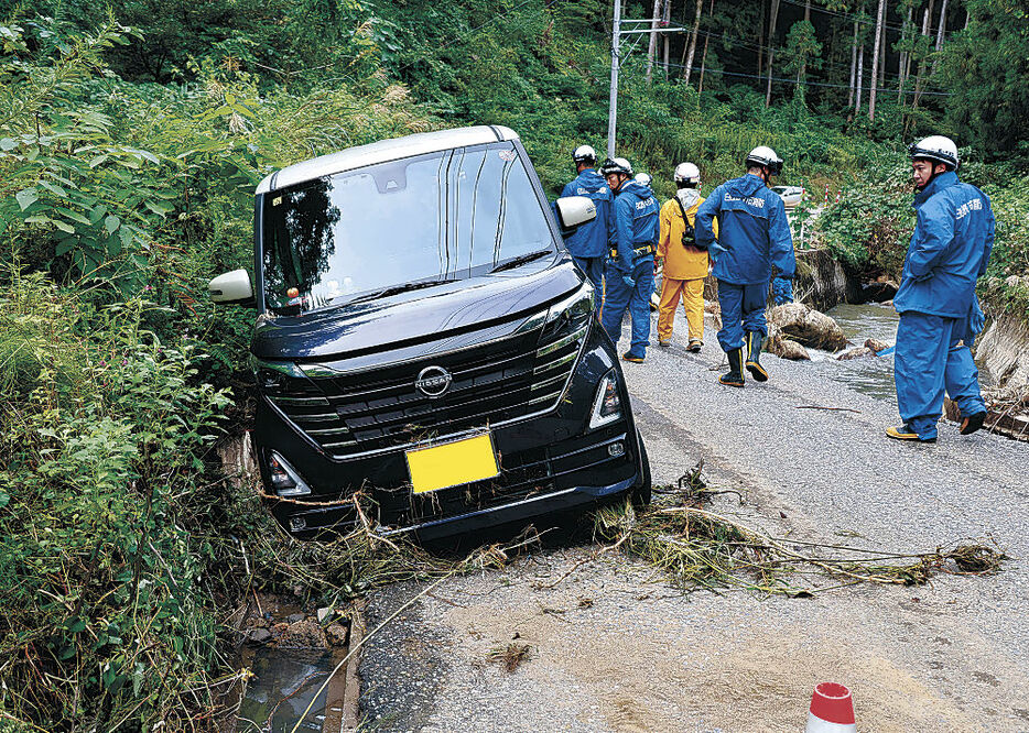 能登町久田の路上で見つかった中山さんの軽自動車＝２４日午後３時５分