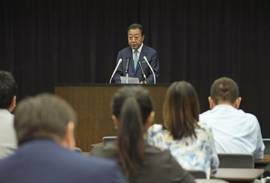 立憲民主党の両院議員総会であいさつする野田代表（奥）＝24日午後、国会