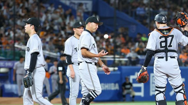 山崎伊織投手に降板を告げる阿部慎之助監督(写真：時事)