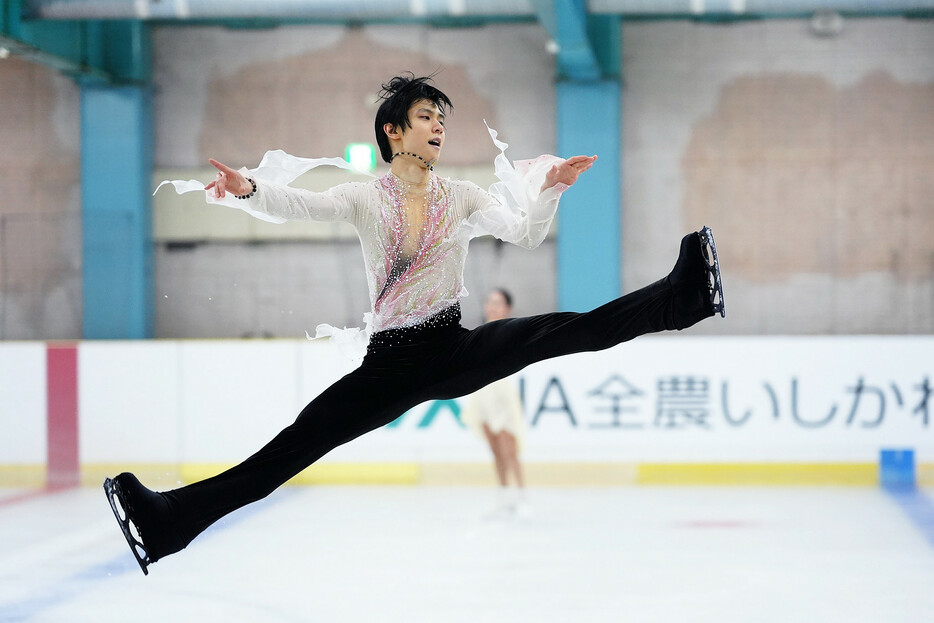 フィギュアスケート男子で五輪連覇を遂げたプロスケーターの羽生結弦さんが１５日、金沢市で開かれた「能登半島地震復興支援チャリティー演技会」に出演。被災地への思いを胸に「春よ、来い」を披露した（Ｃ）矢口亨