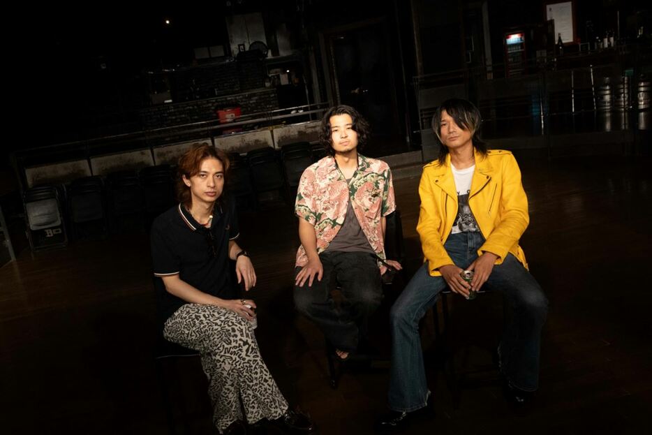 左から）サイトウタクヤ（vo/g、w.o.d.）、ヤマグチユウモリ（g/vo、SIX LOUNGE）、佐々木亮介（vo/g、a flood of circle）Photo：小杉歩