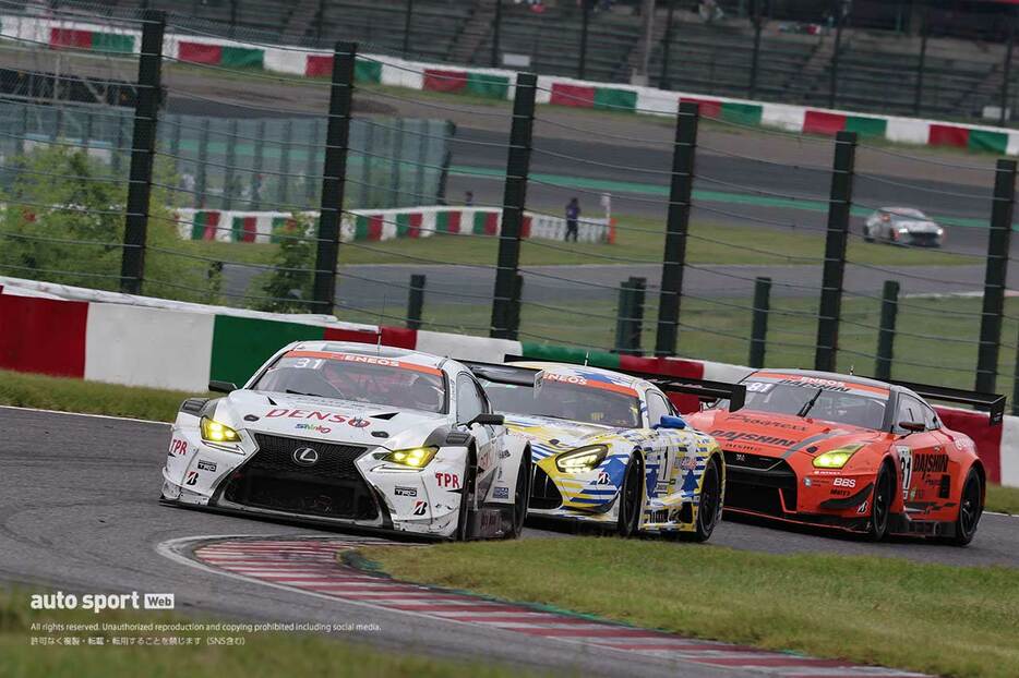 2024スーパー耐久第5戦鈴鹿　決勝レース中にトップを争うDENSO LEXUS RC F GT3、中升 ROOKIE AMG GT3、DAISHIN GT-R GT3