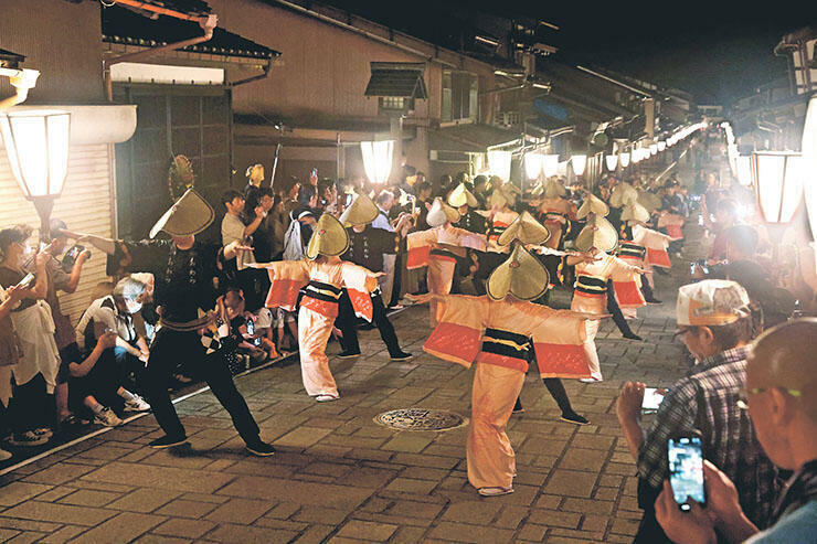 石畳の通りを町流しする踊り手たち=1日午後10時ごろ、富山市八尾町諏訪町