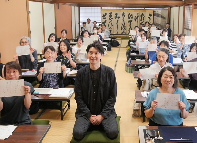 NHK大河ドラマ「光る君へ」の題字を揮毫した根本知さん（中央）とトークイベント参加者