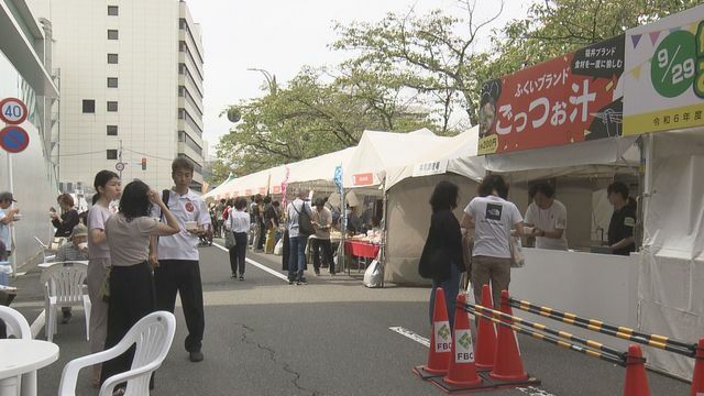 “ごっつぉ”を提供する店が並ぶ＝28日午前11時ごろ、県庁周辺