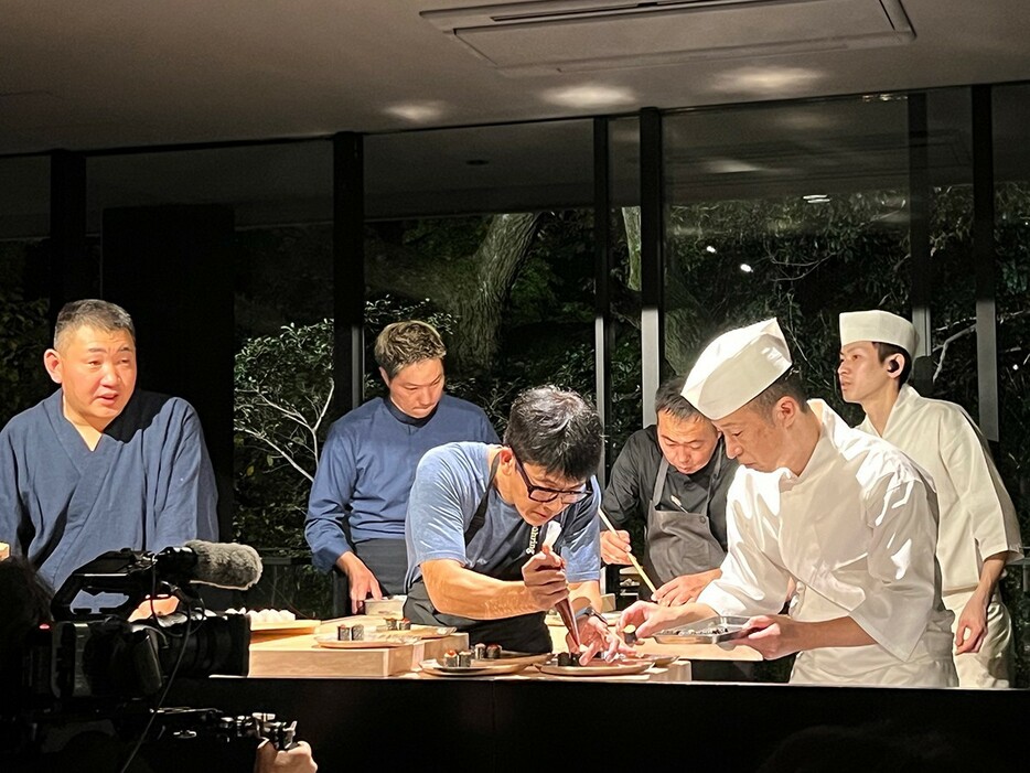 ▲ 前列右から、志村剛生さん、井上靖彦さん、韓国人シェフのイム・ジョンシクさん、西健一さん、前田尚毅さん。ジョンシクさんはソウルやNYで店をかまえ、ミシュランの2つ星も長く維持し、モダン・コリアンの先駆者として知られています