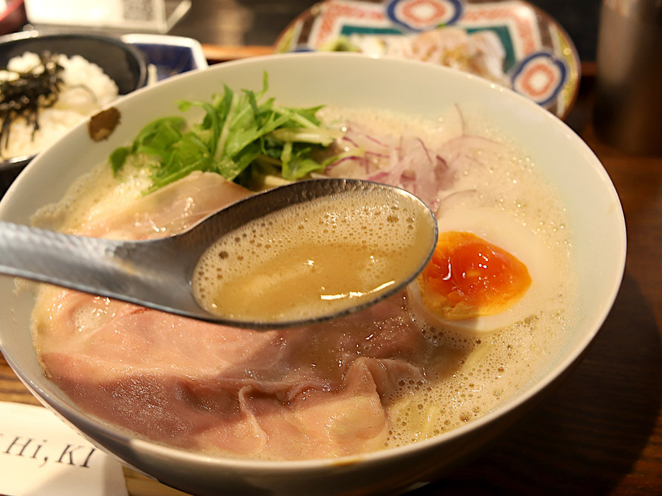 鯛出汁の旨味が凝縮された白湯スープ