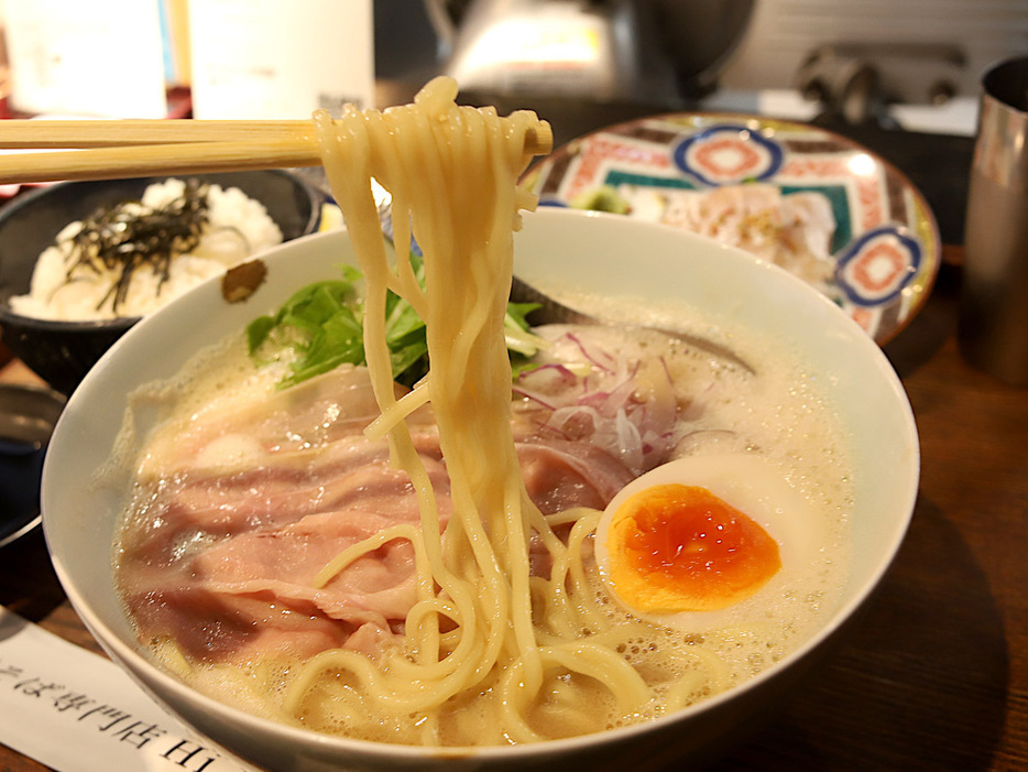 鯛出汁スープをしっかりと絡め取るモチモチ麺