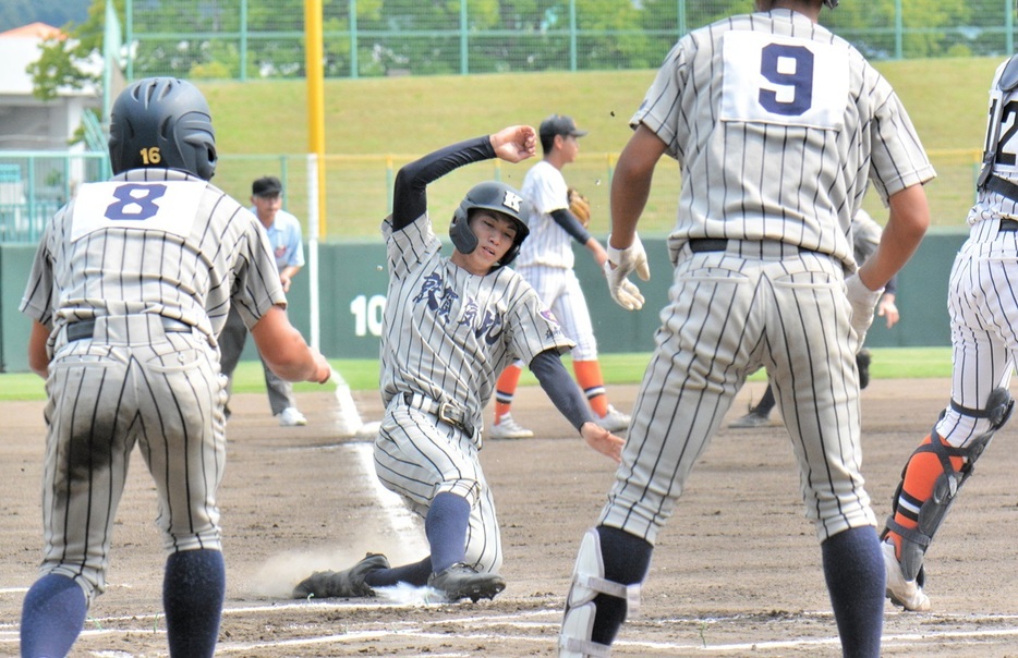 坂井―敦賀気比　1回敦賀気比無死満塁、上加世田の適時二塁打で生還する2走長谷川＝セーレン・ドリームスタジアム