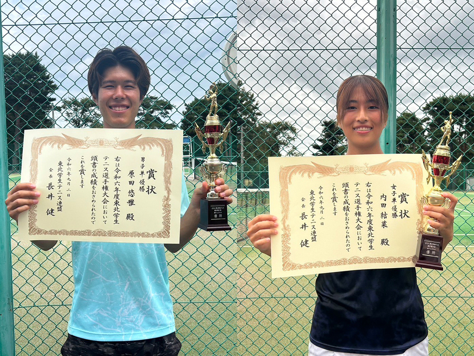 「令和6年度東北学生テニス選手権大会」（宮城・泉総合運動場テニスコート、東北大学川内北キャンパステニスコート）のシングルスで優勝を飾った原田悠雅（東北学院大学2年／左）と内田結菜（東北大学2年）（写真提供◎東北学生テニス連盟）