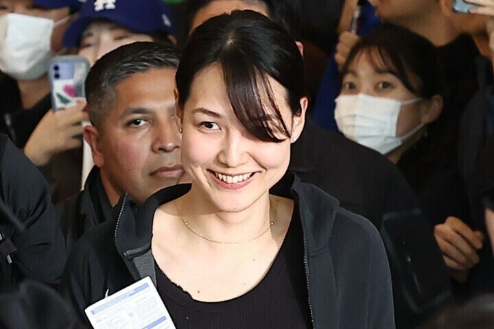 破壊力抜群のデニムコーデを披露した真美子夫人。(C)YONHAP NEWS/AFLO