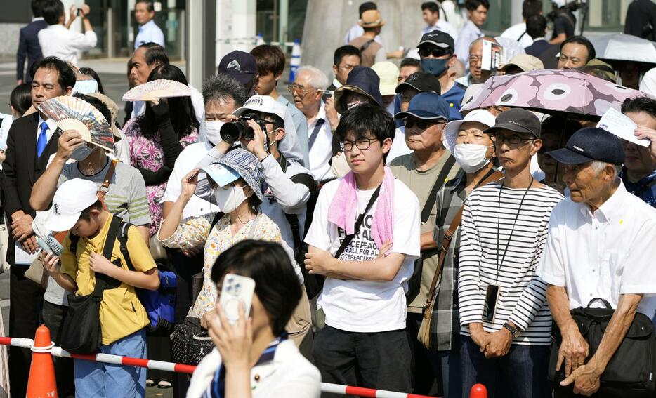 立憲民主党代表選の立会演説会で、候補者の訴えを聞く人たち＝8日午後、福岡市