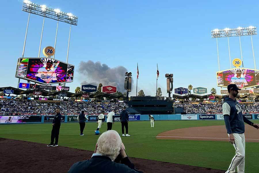 ドジャースタジアム中堅後方に黒煙が上がった【写真：荒川祐史】