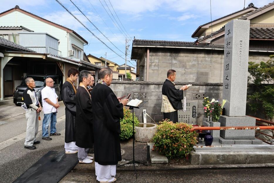 7月26日、富山市「平和祈願之碑」前での犠牲者追悼慰霊式。左端が北村竹弘さん、右隣が鈴木善作さん。（撮影／藍原寛子）