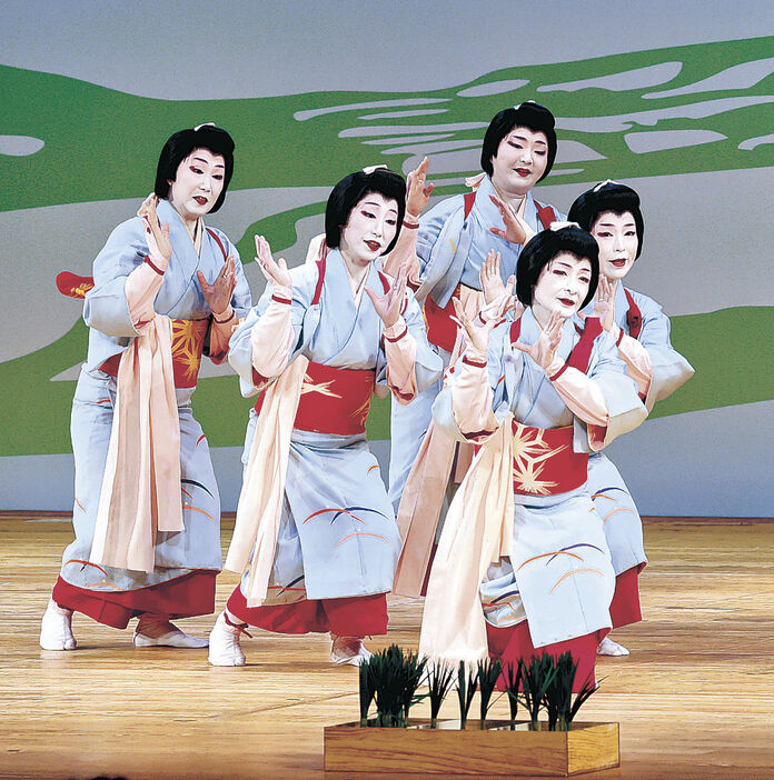 舞踊絵巻で田植えの風景を描くにし芸妓＝金沢市の石川県立音楽堂邦楽ホール