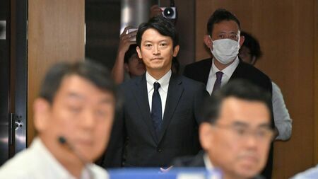 パワハラ疑惑などをめぐり、県議会の百条委員会に臨んだ兵庫県の斎藤元彦知事。職員との意識の”ズレ”はどこから生じたのか（写真：時事）