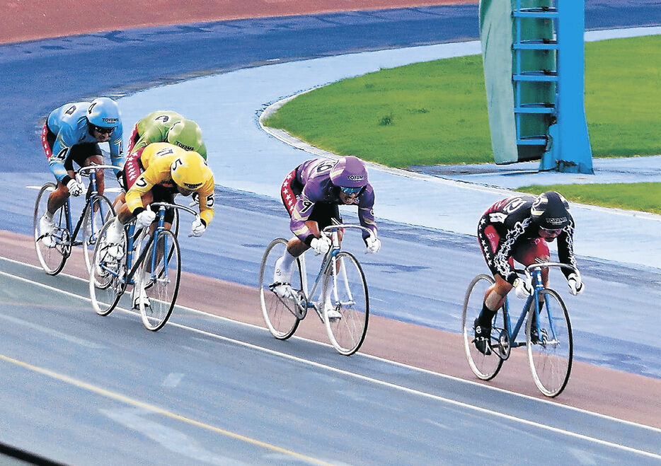 決勝で白熱したレースを展開する選手＝富山競輪場