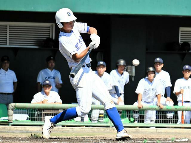 第77回愛知県高校野球選手権大会　至学館―中京大中京　二回表、至学館の井口睦丈選手が左前へ適時打を放つ=2024年9月23日、小牧市民、松本敏博撮影