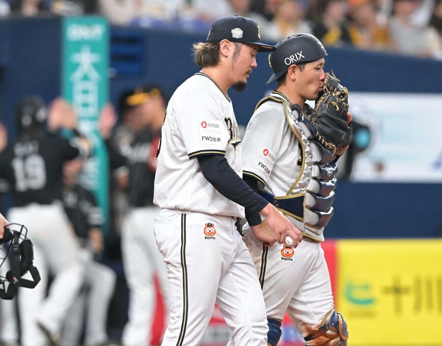 　６回、緒方に適時三塁打を許した鈴木（左）＝撮影・石井剣太郎