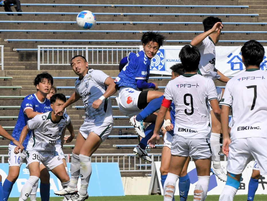 福井ユナイテッドFC―富山新庄クラブ　後半16分、福井の嶋津柚杏（中央）がヘディングシュートを決め、2―1と勝ち越す＝9月8日、福井県坂井市のテクノポート福井スタジアム