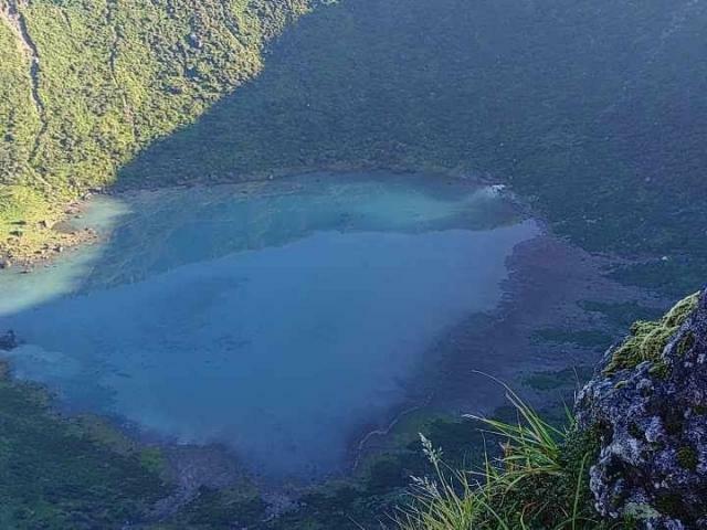 半分程度が白濁した韓国岳の火口湖（霧島ネイチャーガイドクラブ提供）