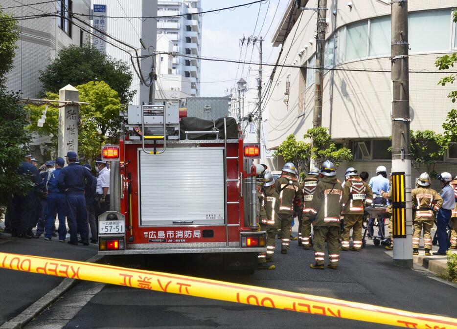 騒然とする広島市中区の病院付近＝2日午前11時46分