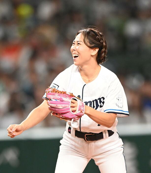 　始球式を務めた野村沙亜也さん（撮影・園田高夫）