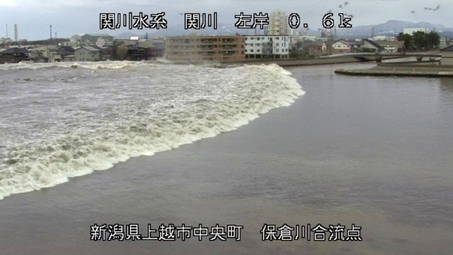 新潟県上越市を流れる関川をさかのぼる津波の映像＝1月1日（国交省北陸地方整備局提供）