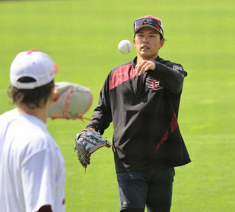 ＜楽天投手練習＞キャッチボールを終えた早川（撮影・篠原岳夫）