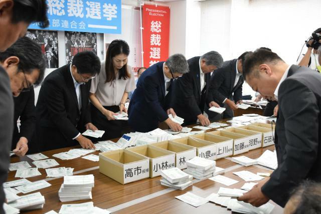 自民党総裁選で県内の党員・党友票を開票する県連関係者ら＝２７日午前、宮崎市・自民党県連