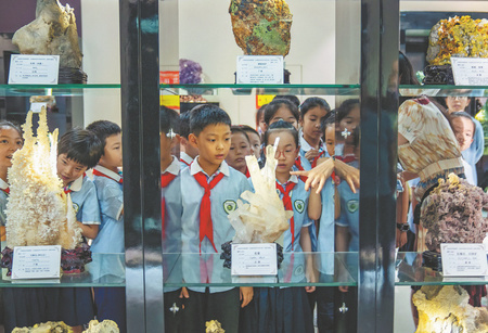 安徽省地質博物館で鉱物や岩石について学ぶ小学生たち（提供写真）。