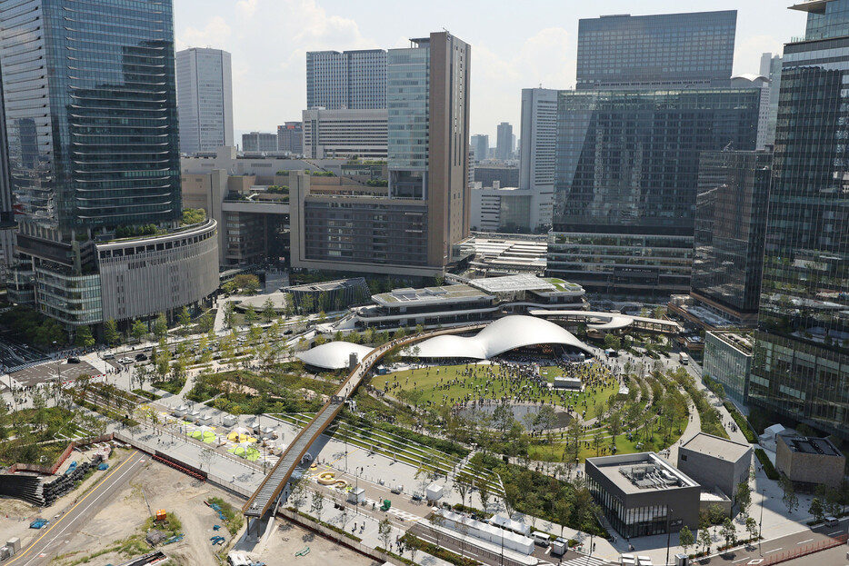 ＪＲ大阪駅北側で進む再開発街区「グラングリーン大阪」の一部が６日、先行開業した。駅直結の大規模公園や商業施設、ホテルを兼ね備え、観光やビジネスの新たな中心地となることが見込まれる＝大阪市北区