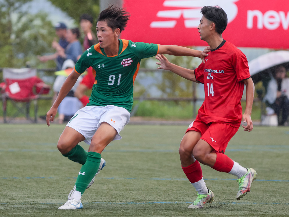 青森山田高CB松田秀愛(1年=Soltilo Seiryo FC出身、左)が無失点に大きく貢献した(Kaoru WATANABE/GEKISAKA)