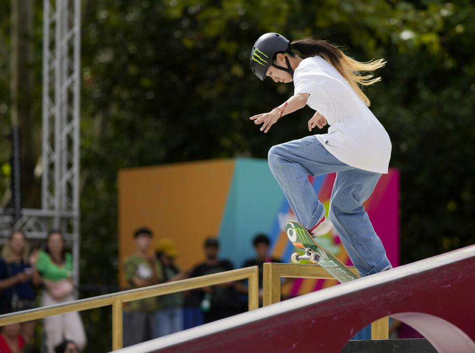 女子ストリート準々決勝で演技する赤間凛音＝ローマ（AP＝共同）