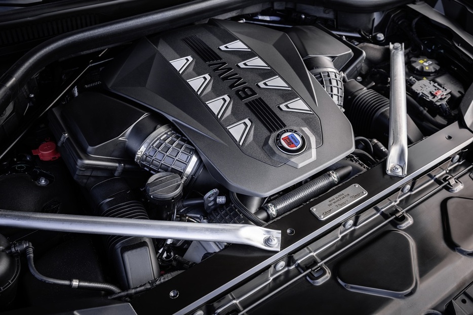 4.4リッターV8ビターボエンジン（BMW S68ベース）は、457kW〔621PS〕の出力と800Nm〔81.6kgm〕のトルクを発揮する。