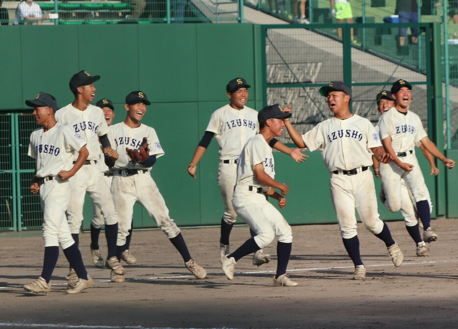 優勝を果たし喜ぶ出雲商の選手たち